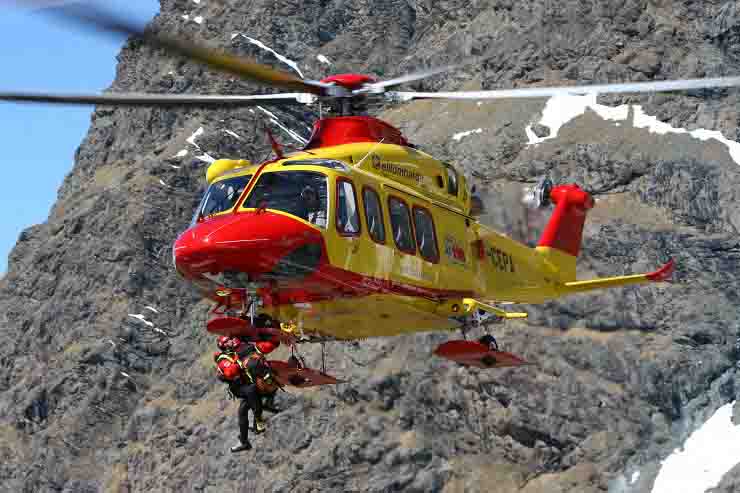 16enne esce in bici e non fa piu' ritorno, trovato morto ai piedi di un dirupo