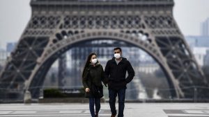 Parigi, obbligo mascherina all'aperto in tutta la città