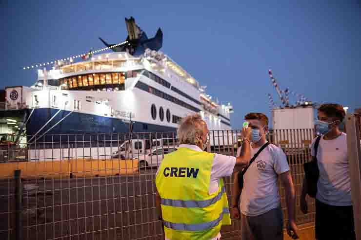 Polemica tra Lazio e Sardegna riguardo i controlli covid