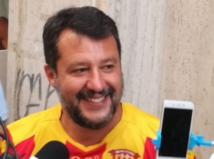 Salvini indossa maglia del Benevento, curva Sud si ribella