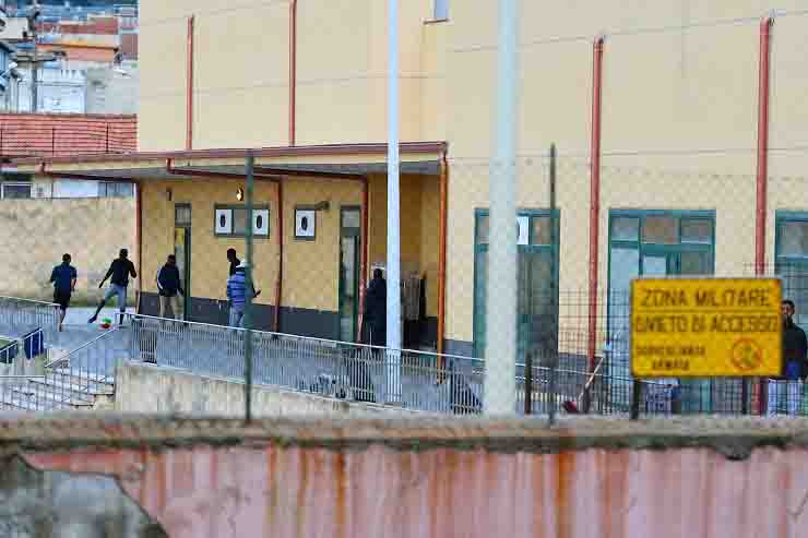 Sindaco De Luca Messina chiusura centro migranti 