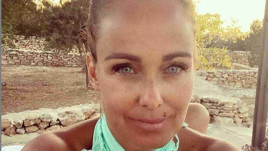 Sonia Bruganelli vacanze da sogno | Caffè e test sierologico per Covid-19