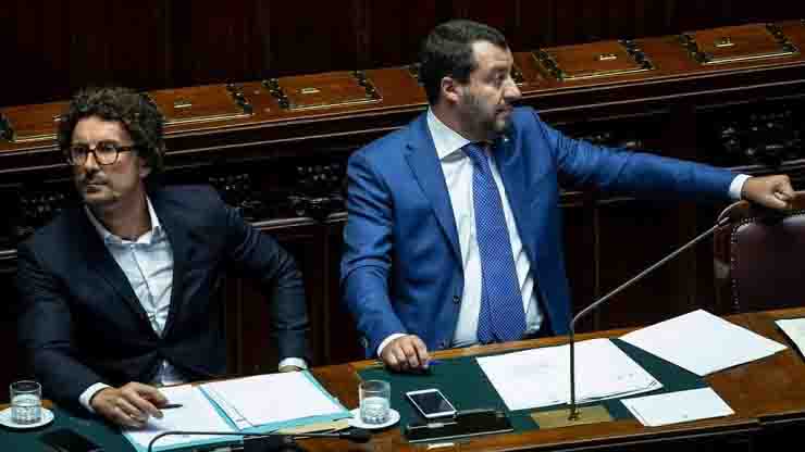 Toninelli attacca Salvini definendolo re di fake news e poltrone