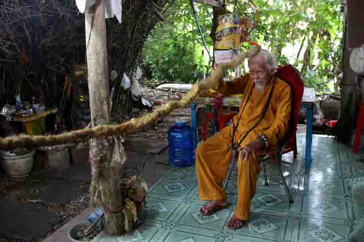 Uomo non taglia i capelli da 80 anni sono lunghi 5 metri