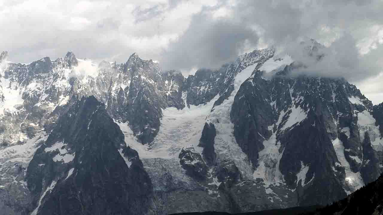 Allerta ghiacciaio, scatta l’evacuazione in Val Ferret Allerta ghiacciaio, scatta l’evacuazione in Val Ferret