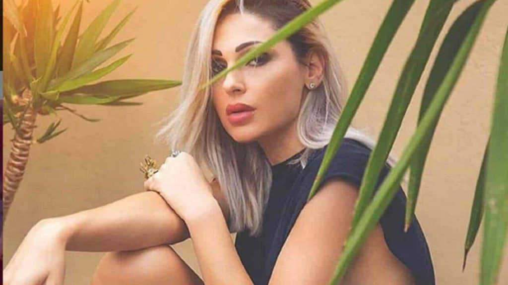 Bello, bruno e muscoloso, Anna Tatangelo sirena con lui [FOTO]