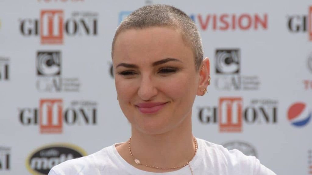 Arisa smagliature e bikini | La naturalezza della cantante incantata il web