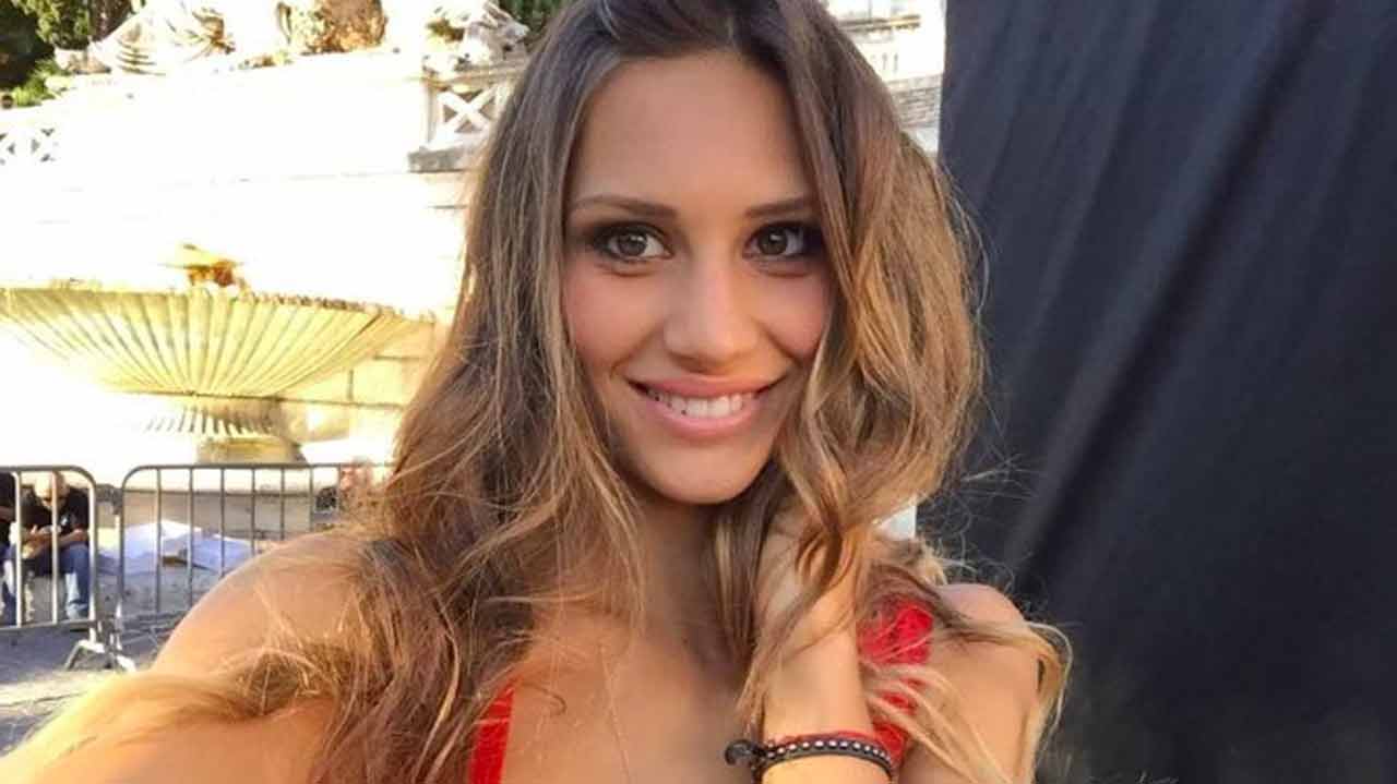 Beatrice Valli mette in mostra le curve lato b strepitoso