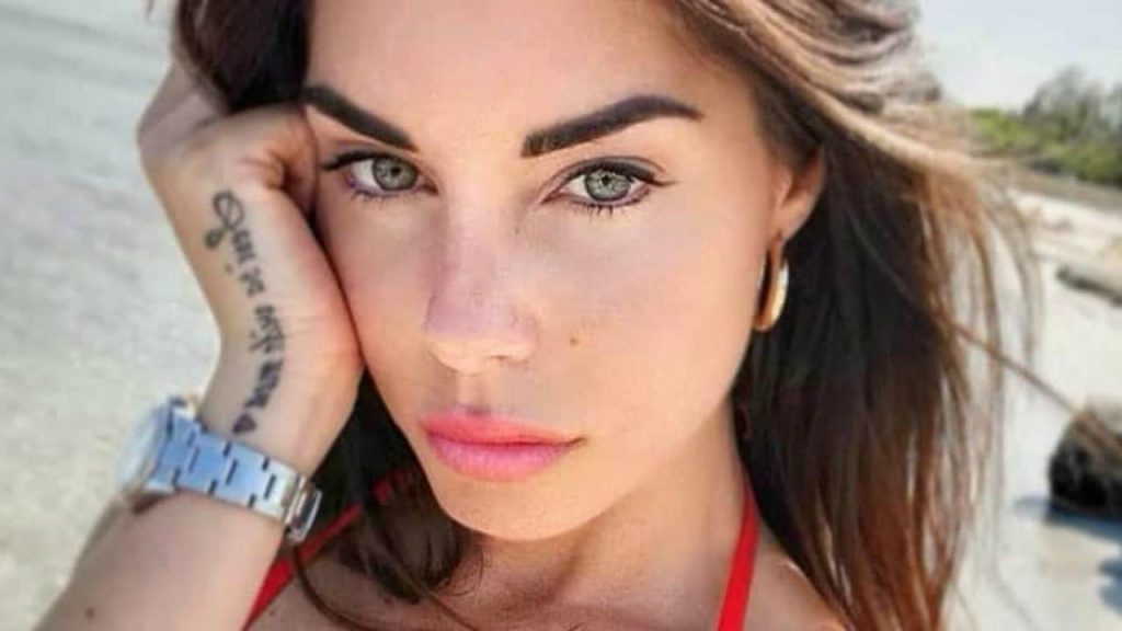 Bianca Atzei fa esplodere Instagram in costume: miss bikini