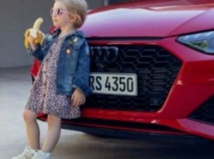 Pioggia di critiche, Audi ritira spot con bambina che mangia banana: sessista e provocatorio