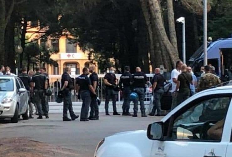 croce rossa blindata - migranti in protesta a Jesolo