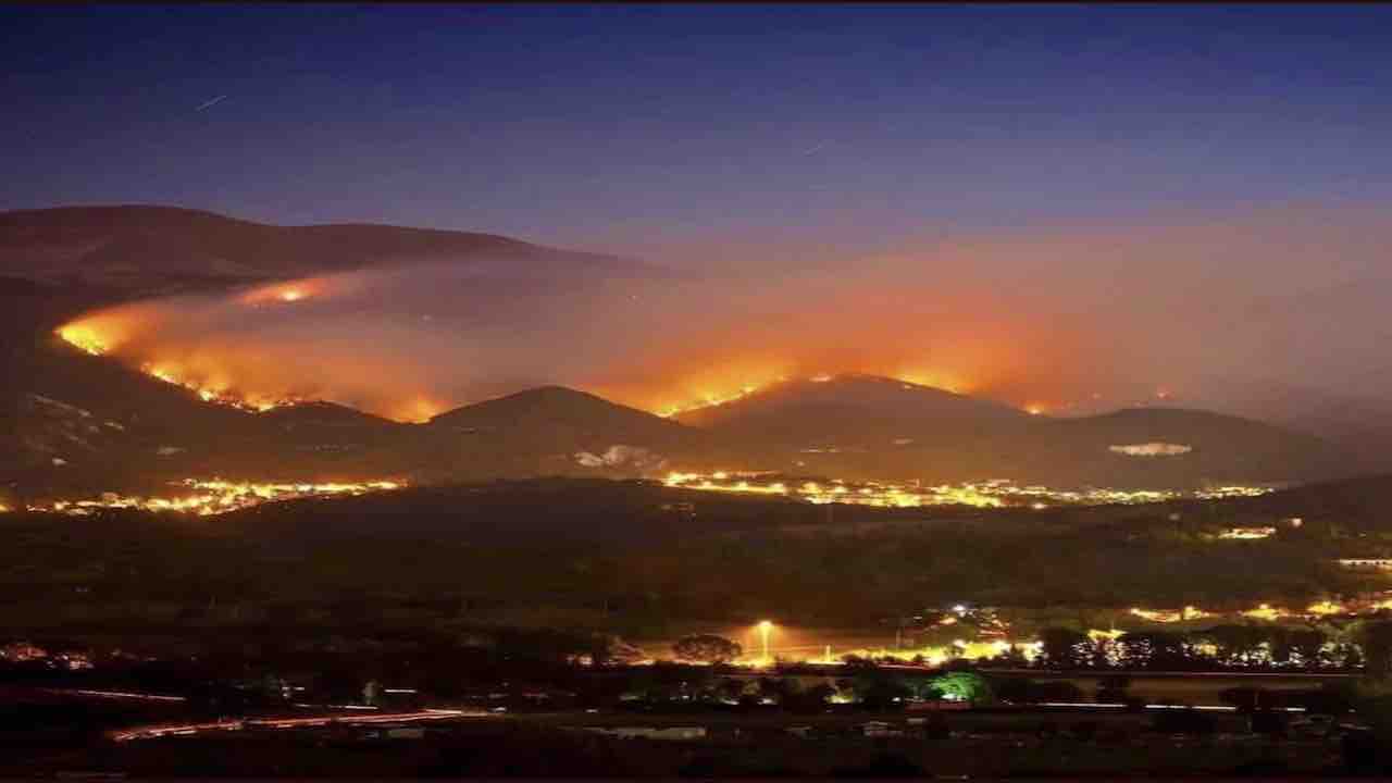 Montagne L'Aquila in fiamme - Meteoweek.com