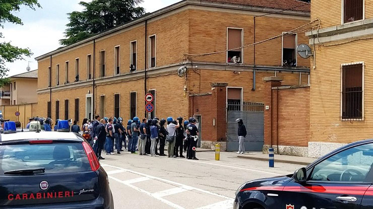 Sommossa migranti ex caserma Serena Trevisto distrutta infermeria 