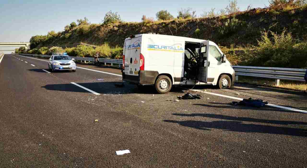 Assalto a un portavalori nel foggiano: sparatoria e auto ...