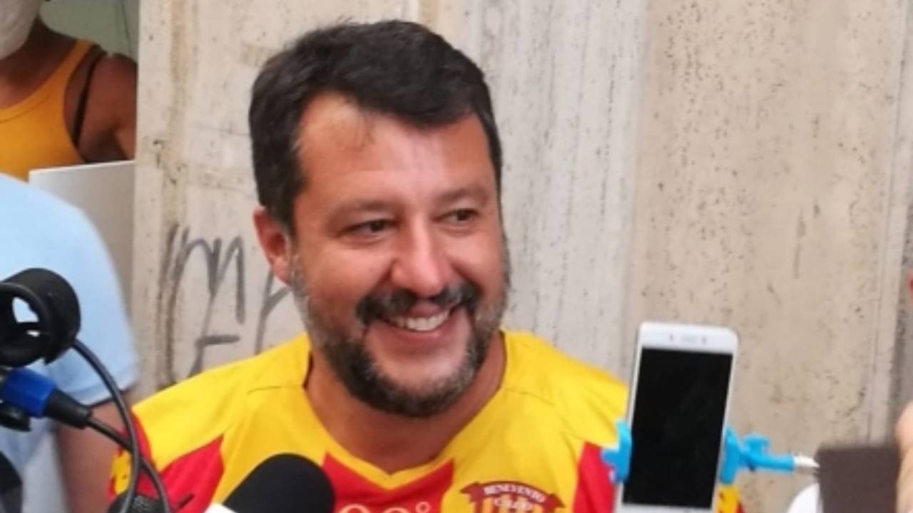 Salvini indossa maglia del Benevento, curva Sud si ribella