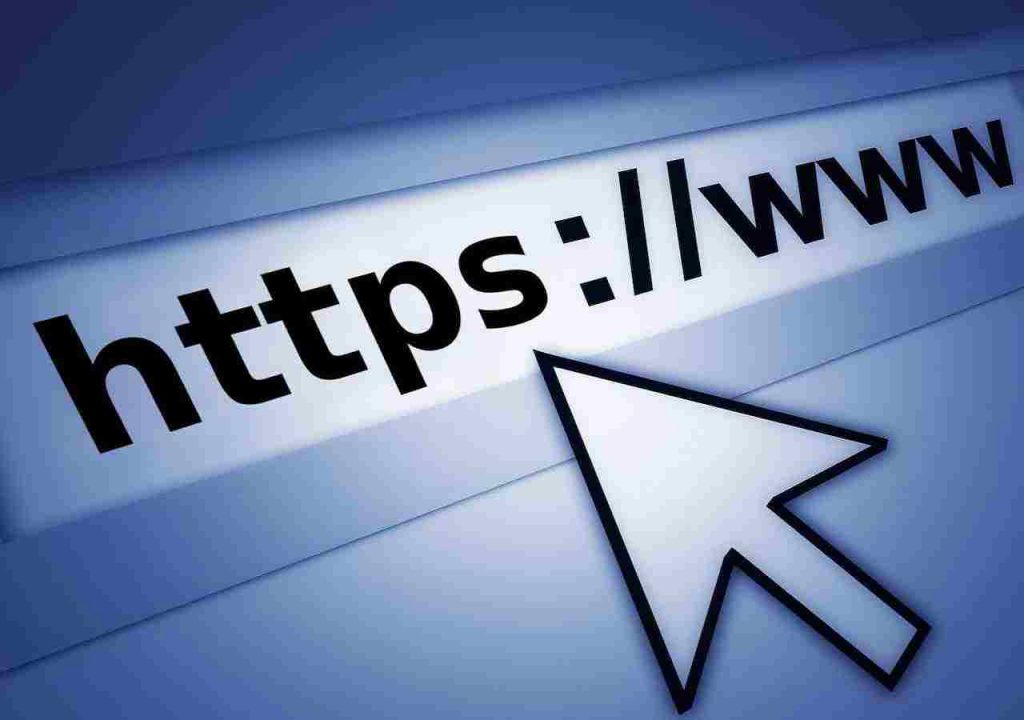 Iscrive la compagna del suocero ad un sito di escort: denunciata per diffamazione