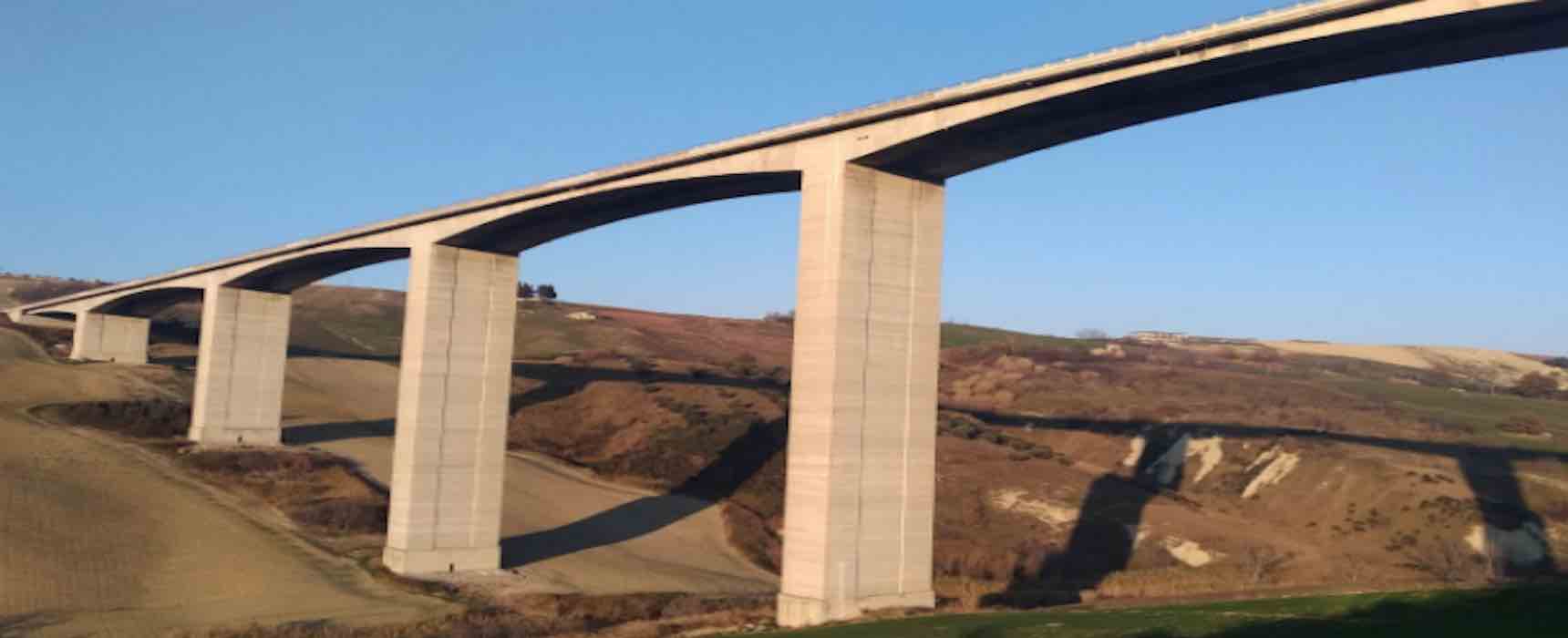 viadotto a14, giovane minaccia il suicidio, viene salvato