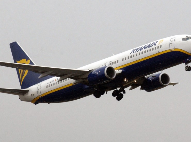 Allarme terrorismo su volo Ryanair, arrestati e poi rilasciati italiano e kuwaitiano