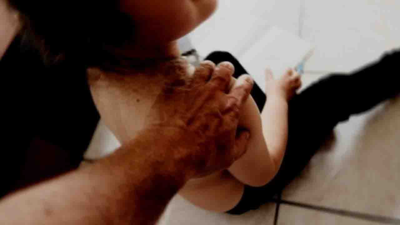 Abusi sessuali sul nipote di 10 anni, nonno arrestato nel Napoletano