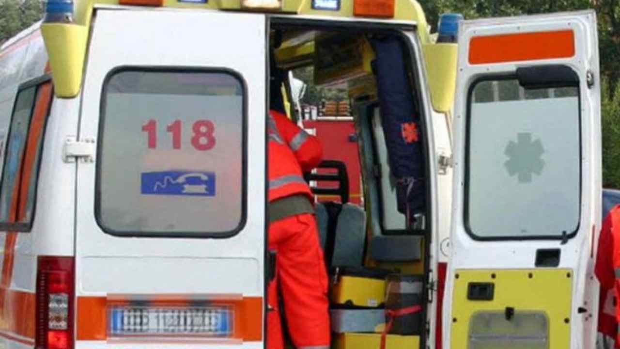 tragedia nelle marche: 80enne precipita da balcone e si schianta al suolo