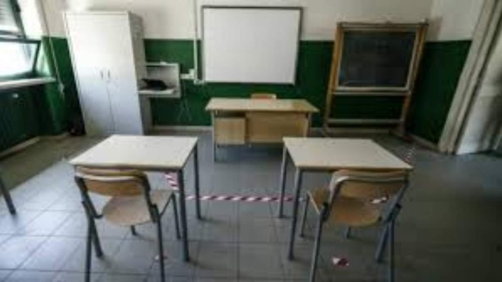 La scuola riparte, ma non ci sono banchi e docenti