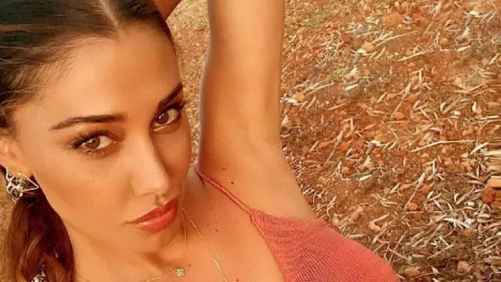 Belen senza slip? Il gioco di ombre scatena gli hater: “Sei una mamma…”