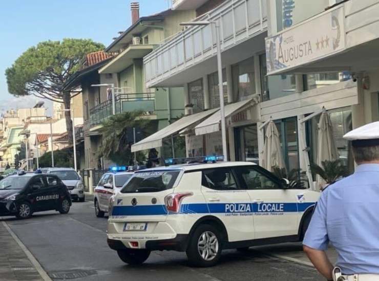 Cade dal terrazzo di un hotel e muore a soli 13 anni