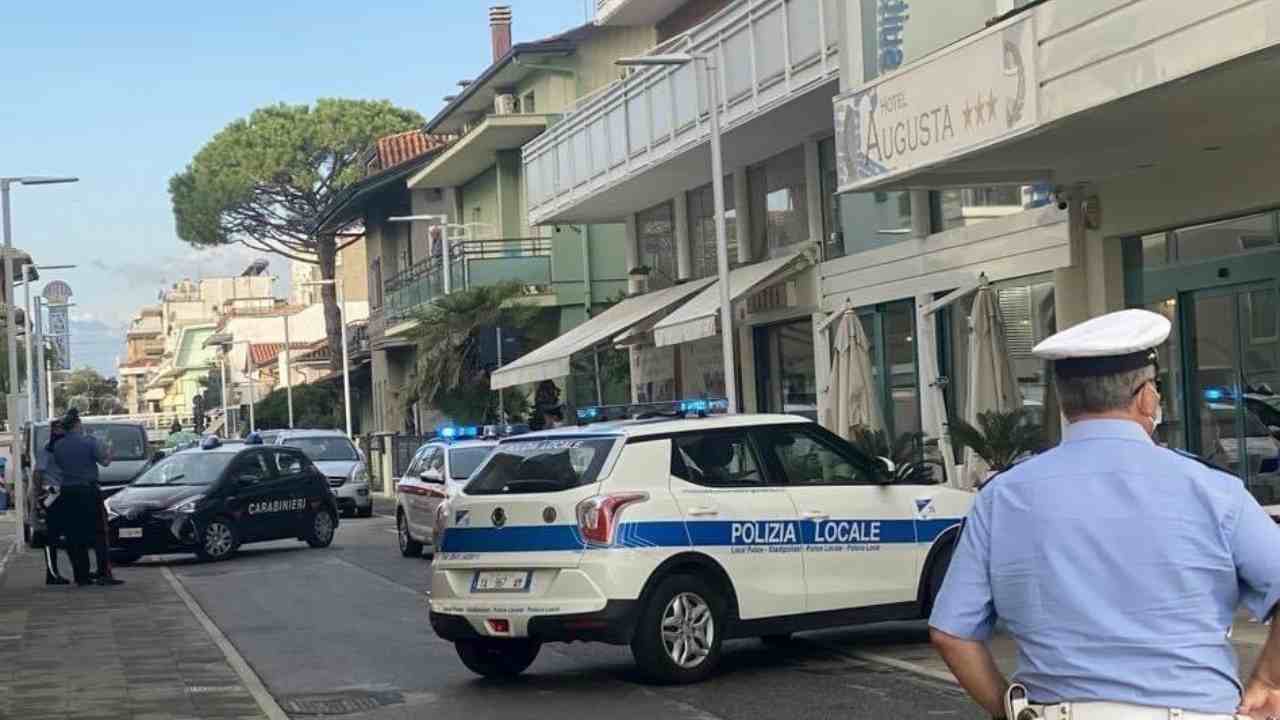 Cade dal secondo piano di un hotel e muore a soli 13 anni Cade dal secondo piano di un hotel e muore a soli 13 anni