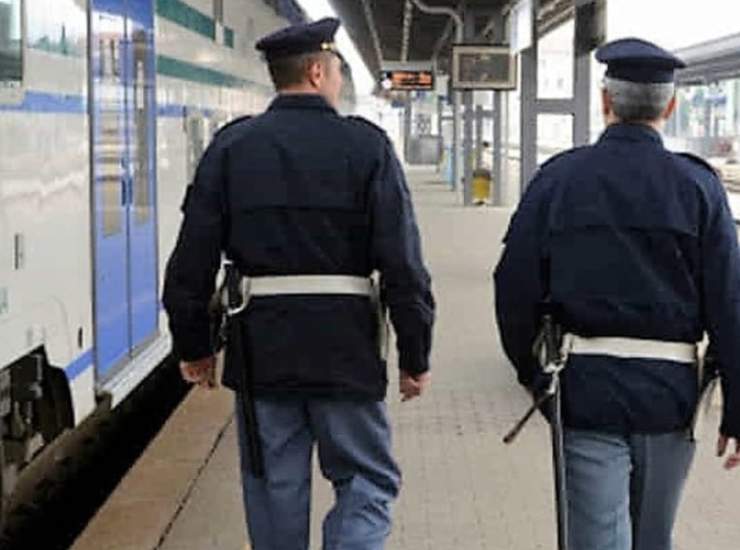 Capotreno a passeggero:"Prego, indossi la mascherina"