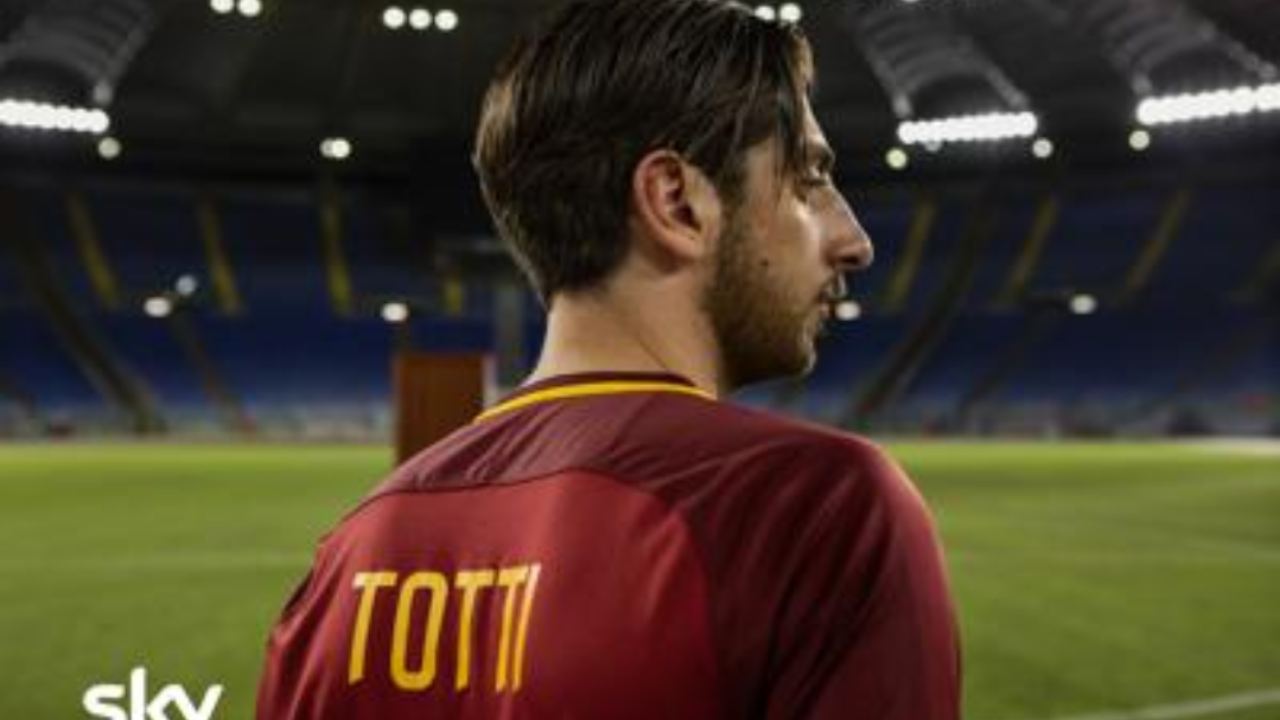 Castellitto è Totti sul set: ecco la prima foto nei panni del calciatore Castellitto è Totti sul set: ecco la prima foto nei panni del calciatore