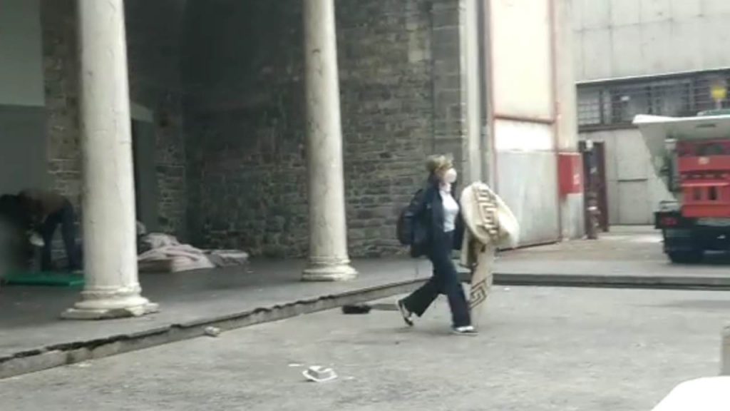 Como, bufera su assessora: strappa coperta a senzatetto e la butta via (VIDEO)