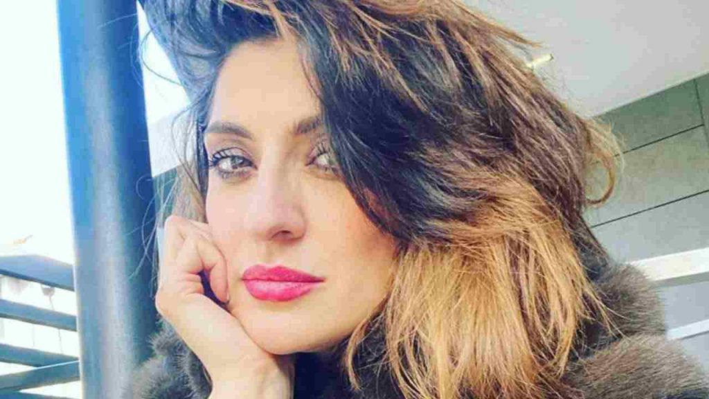 Elisa Isoardi, la conduttrice in difficoltà chiede aiuto ai fan sui social