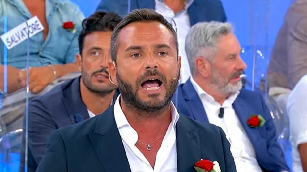 Enzo Capo incriminato da una foto | Ex di Uomini e Donne sbugiardato sui social