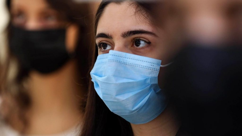 Obbligo mascherina anche all’aperto: ecco chi ha adottato la misura