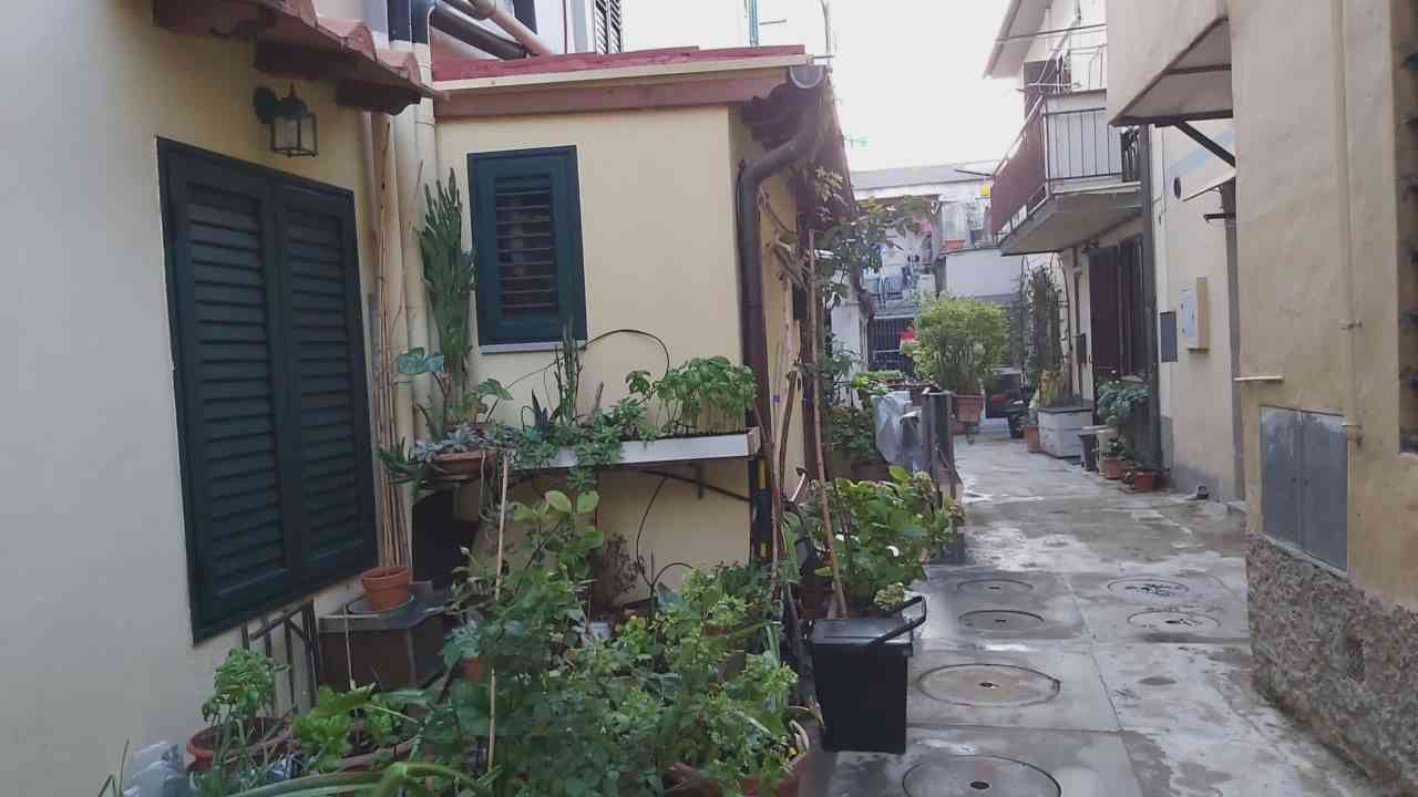 Lo uccidono a coltellate in casa e feriscono la compagna: fermato amico coppia Lo uccidono a coltellate in casa e feriscono la compagna: fermato amico coppia