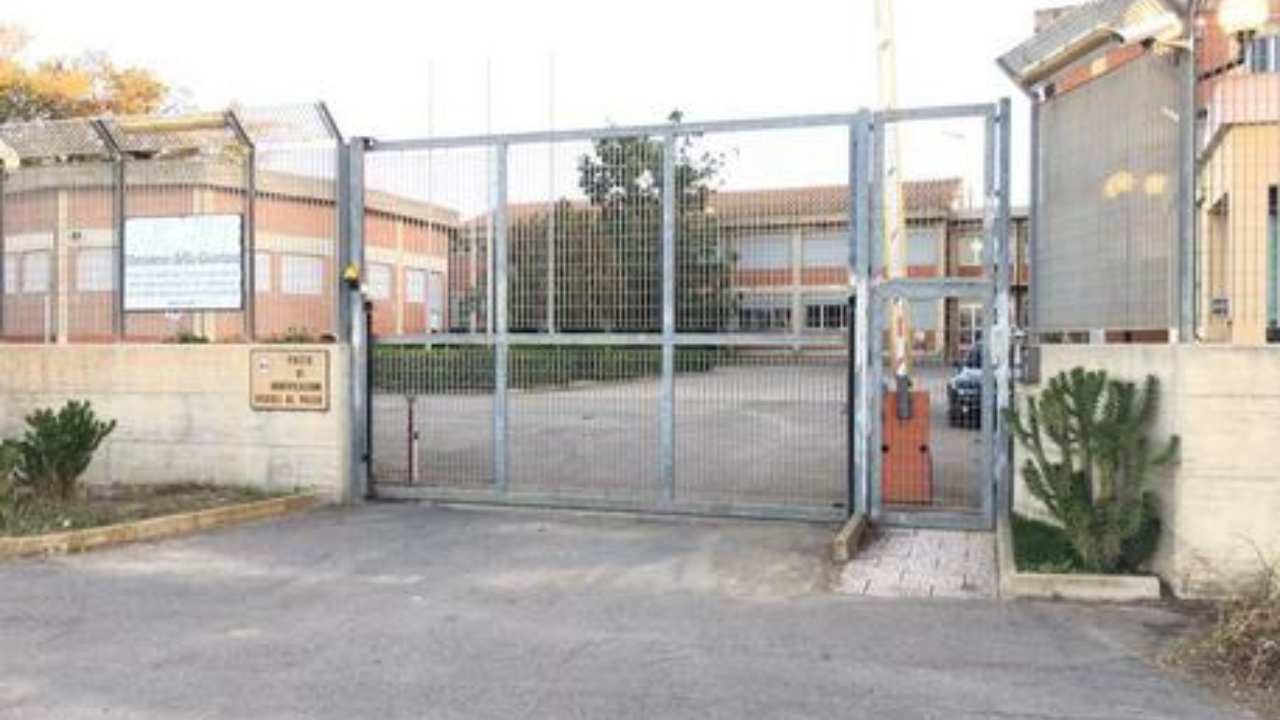 Migranti scappano da Cpa e commettono un furto: uno è positivo al Covid Migranti scappano da Cpa e commettono un furto: uno è positivo al Covid