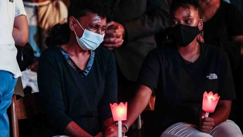 Lo strazio della mamma di Willy: «Massacrato senza pietà, povero figlio mio»