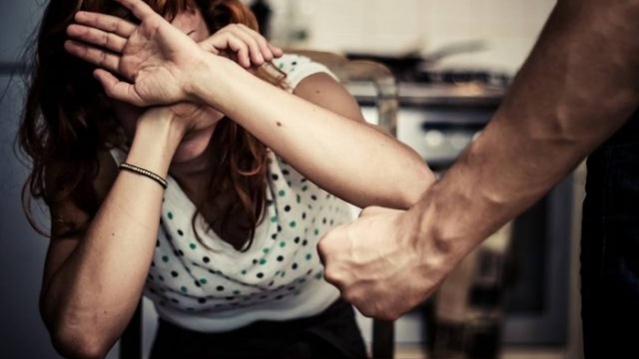 Padova, tunisino frusta figli e costringe moglie incinta ad avere rapporti Padova, tunisino frusta figli e costringe moglie incinta ad avere rapporti