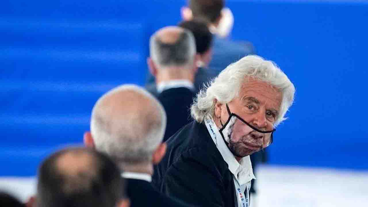 Referendum, Beppe Grillo: potere al popolo e via i dinosauri