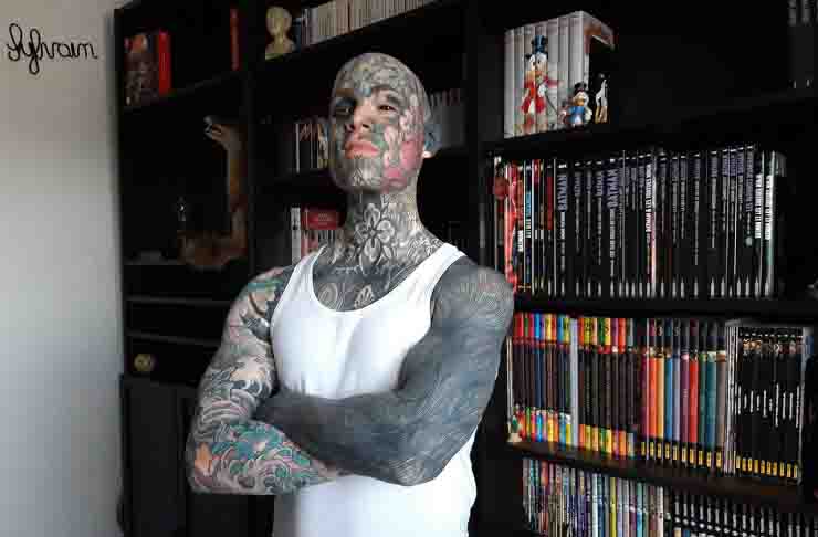 Sylvain in arte Freaky Hoody il maestro con i tatuaggi che spaventa i bambini