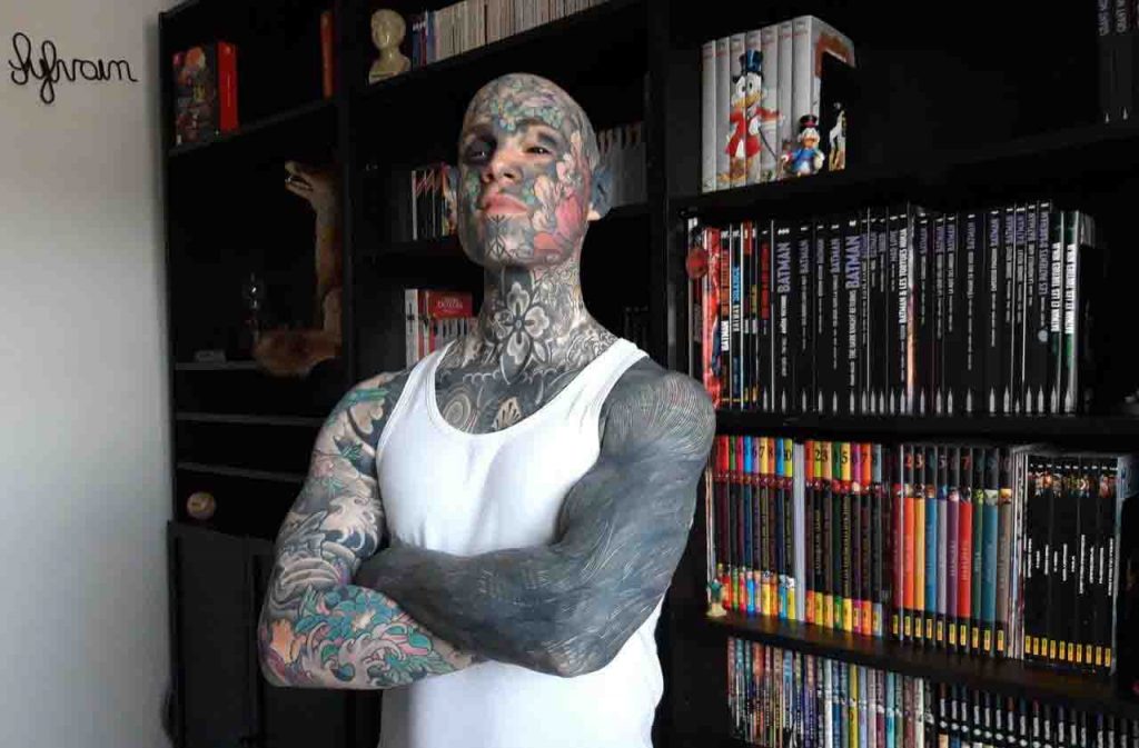 I genitori insorgono contro il maestro tatuato: “Spaventa i bambini”