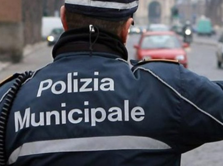 Tavolata senza mascherine, 14 positivi e 150 vigili urbani in quarantena