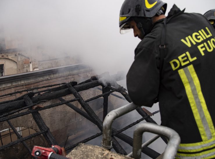 Incendio in un appartamento, trovata una donna senza vita