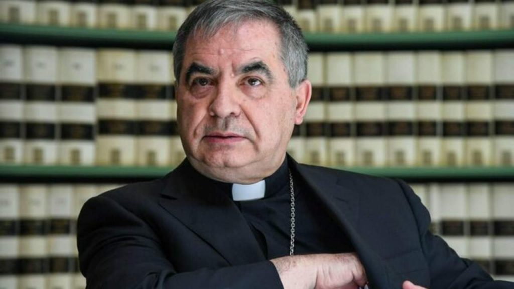 Vaticano, cardinale Becciu si dimette su richiesta del Papa: accusato di peculato
