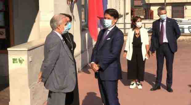 Conte visita a sorpresa scuola Roma