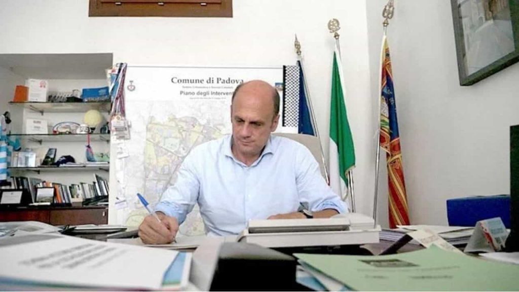 Lorenzoni, malore in diretta Facebook: soccorso in casa, finisce in ospedale [VIDEO]