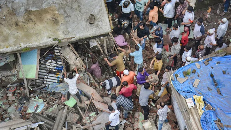 crollo edificio india morti e dispersi