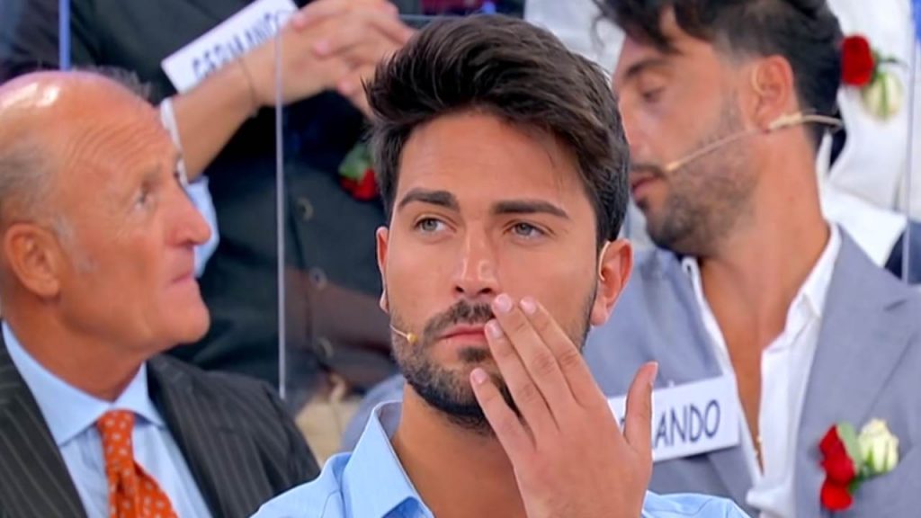 Davide Donadei confronto infuocato | Corteggiatrici all’assalto a Uomini e Donne