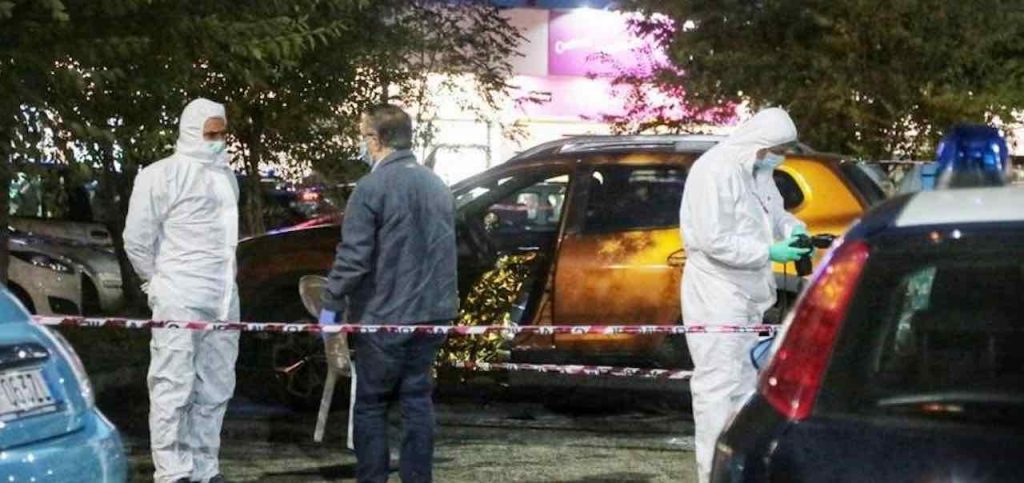 Disabile spara alla moglie per strada e la uccide, poi si suicida