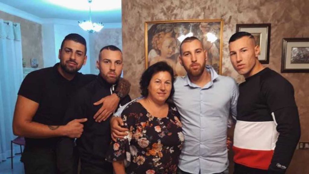 Madre fratelli Bianchi: “Chi ha sbagliato paga, ma non giudicateli dalle foto”